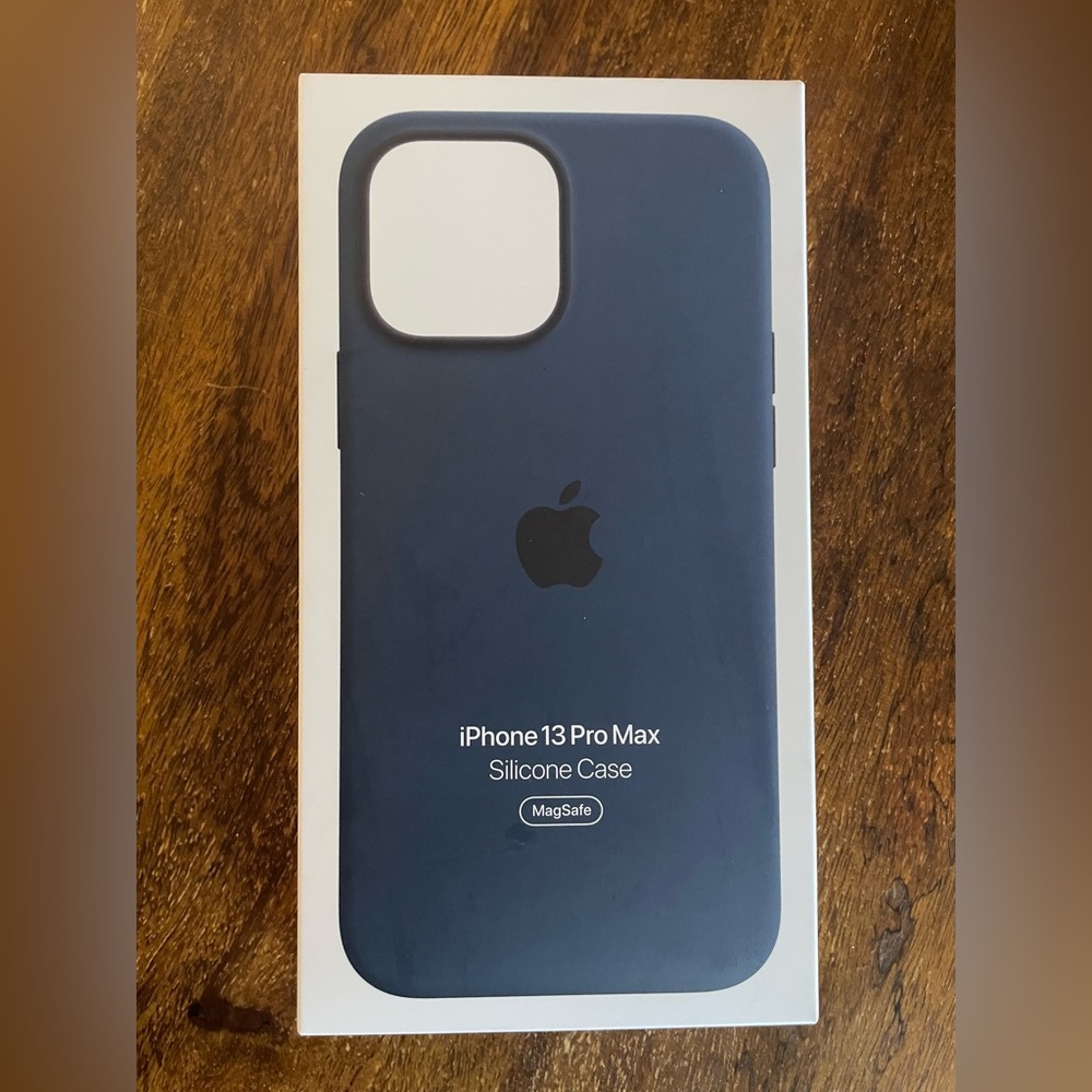 Apple iPhone 13 Pro Max Silicone MagSafe Case